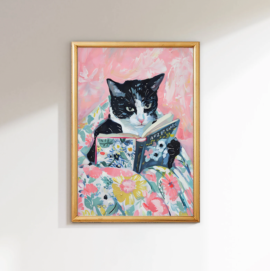 Tuxedo Cat Leyendo