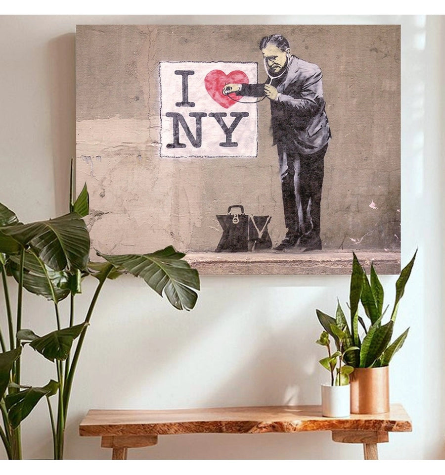 cuadro Banksy I love NY colgado en la pared de la sala