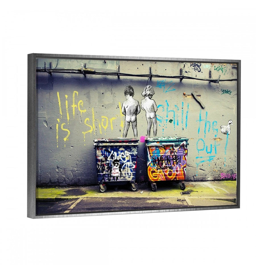 cuadro canvas de Banksy life is short dos niños haciendo pipi