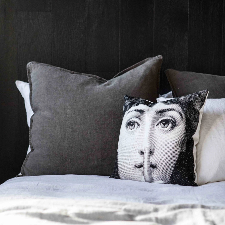 Almohada de diseño Fornasetti mujer